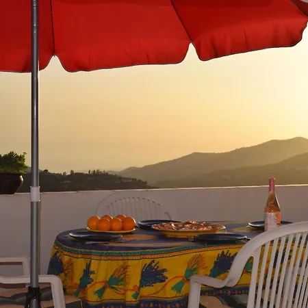 Сasa de vacaciones Casa Marlo, Spacious House In The Lively Centre Of