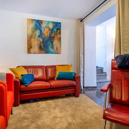 Сasa de vacaciones Casa Marlo, Spacious House In The Lively Centre Of *